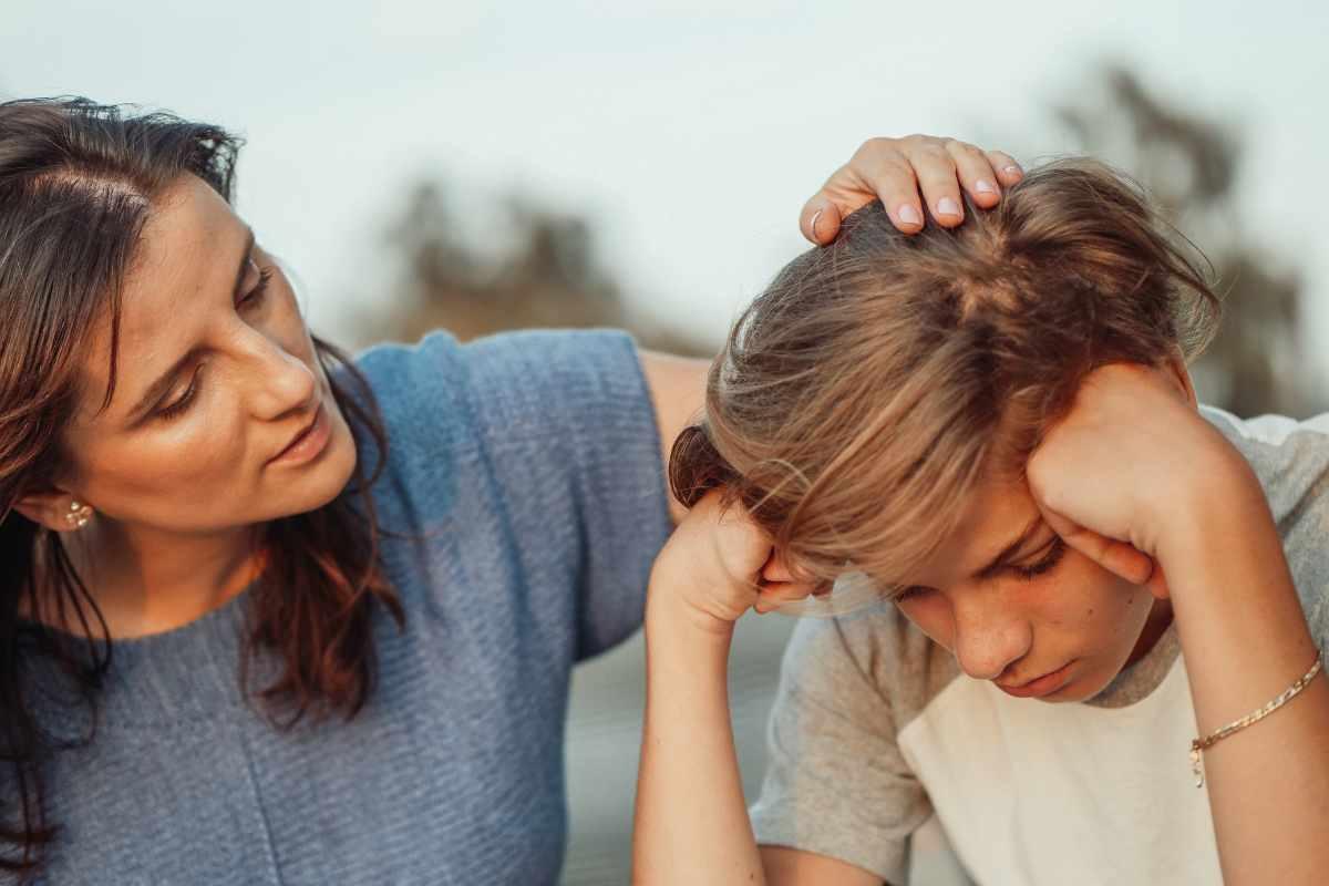 Mamma che conforta il figlio