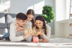 Famiglia felice risparmia soldi in un salvadanaio e scritta Bonus