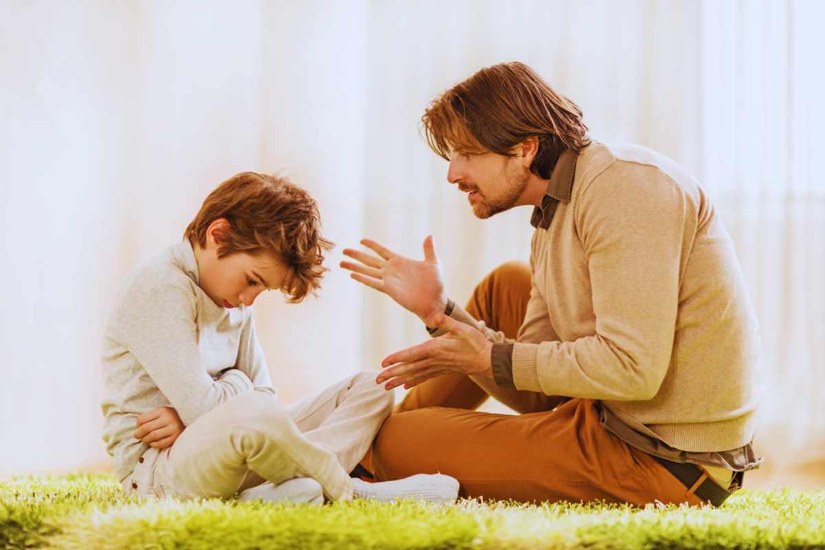Genitore che redarguisce un bambino
