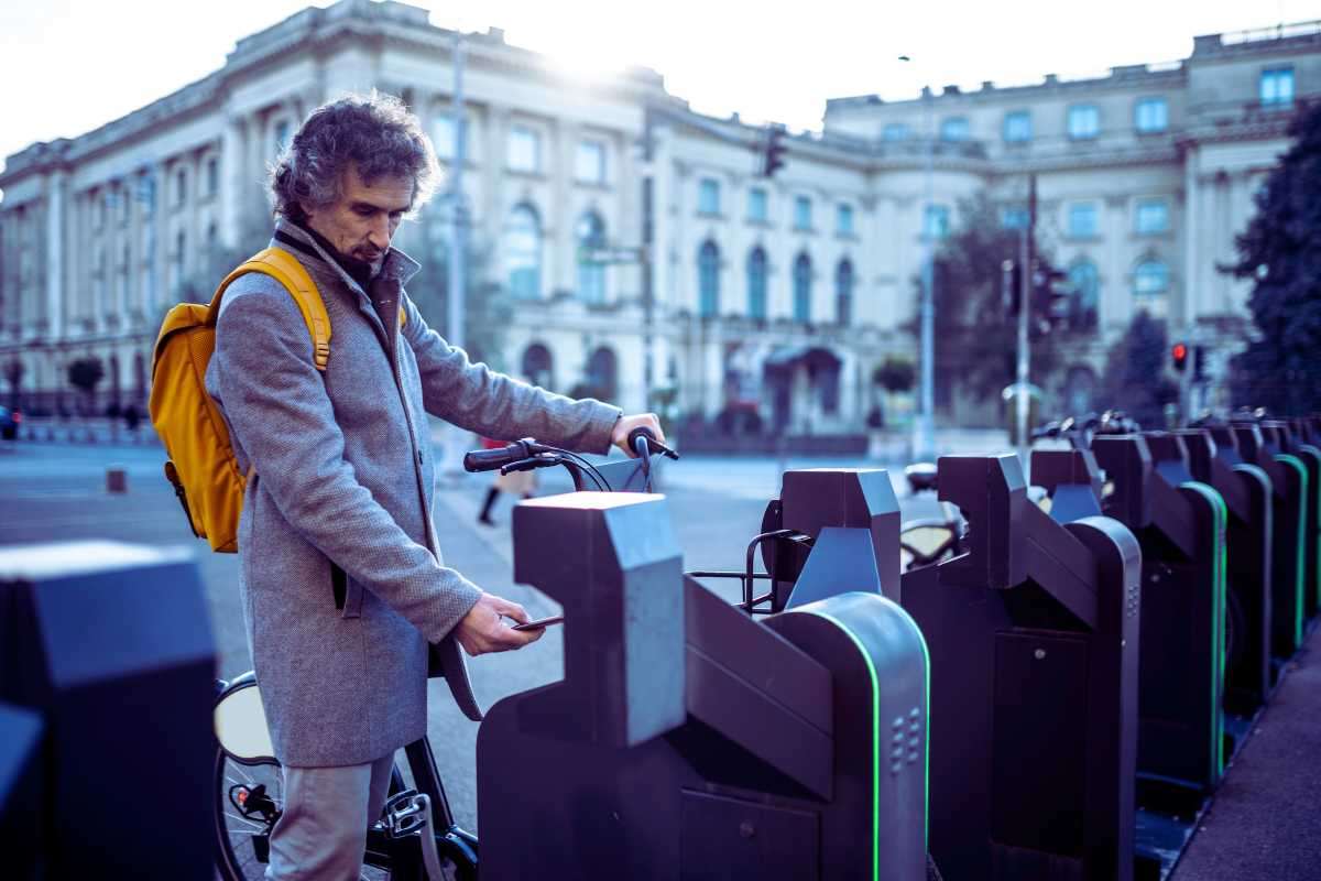 Uomo con la bici