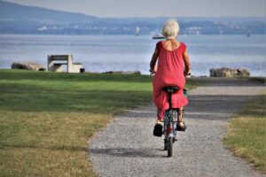 Anziana che fa un giro in bici