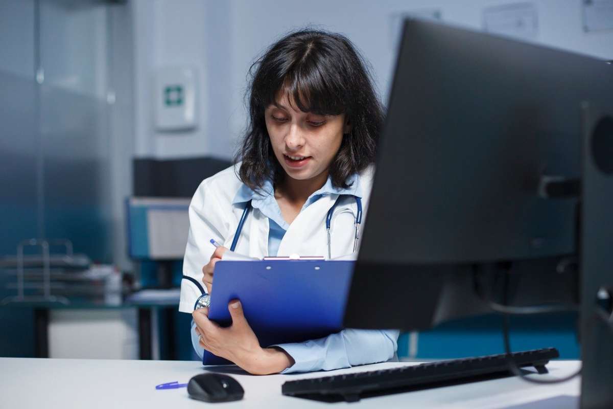 Medico che scrive referto