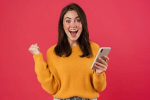 donna felice con il cellulare in mano