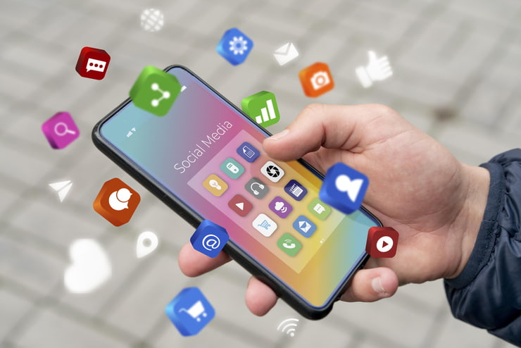 Icone di applicazioni che escono da uno smartphone