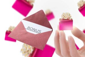 busta con la scritta bonus e tanti pacchetti regalo in miniatura dai quali spuntano piccole banconote
