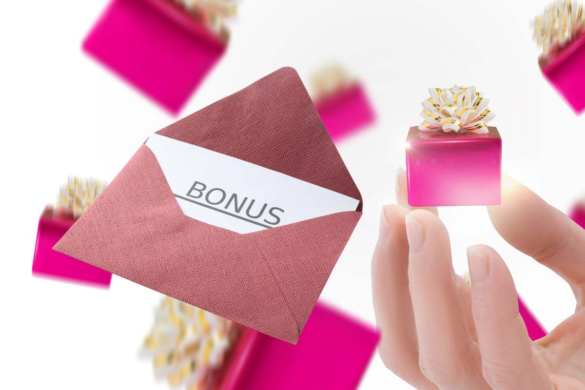 busta con la scritta bonus e tanti pacchetti regalo in miniatura dai quali spuntano piccole banconote