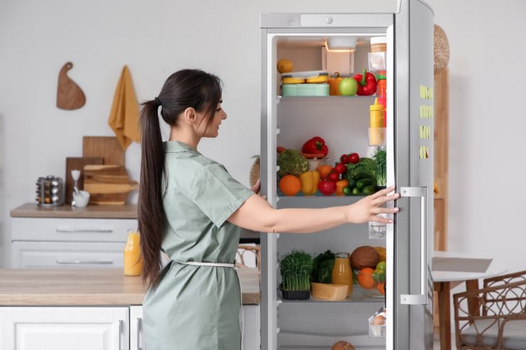 donna che apre frigo