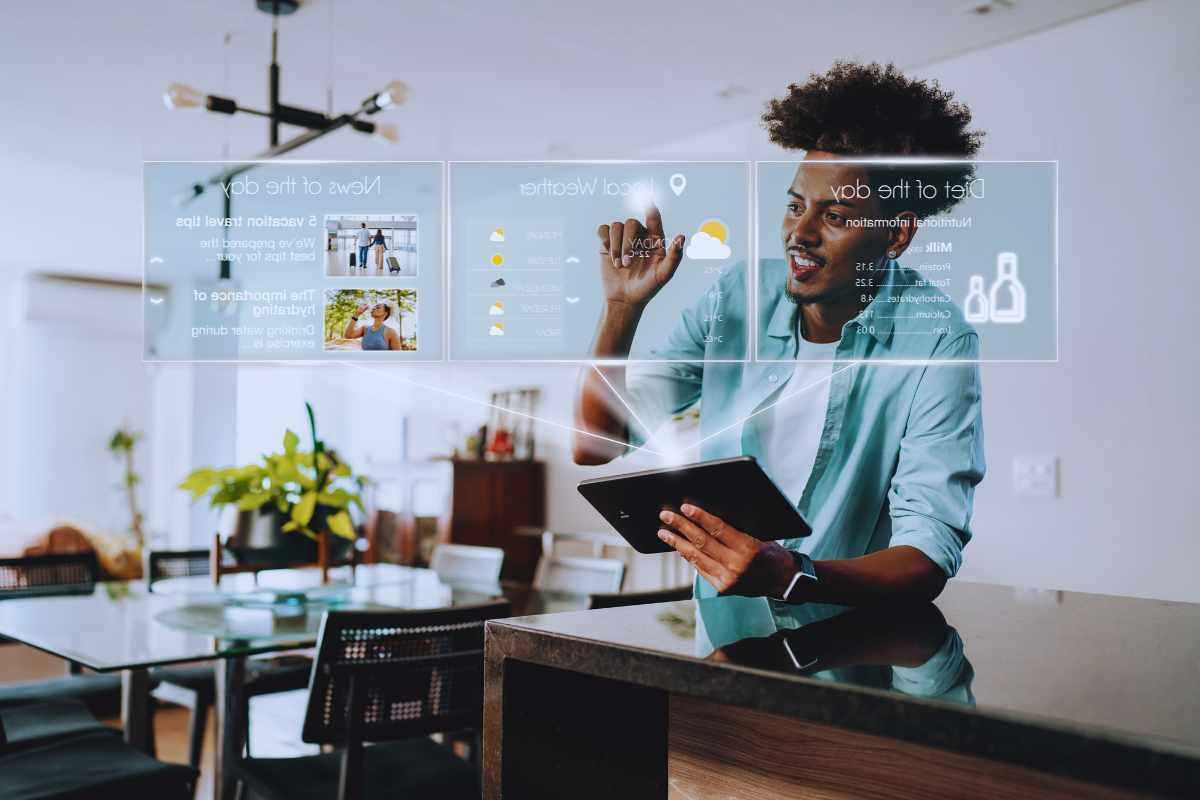 Uomo che lavora con l'intelligenza artificiale su un monitor