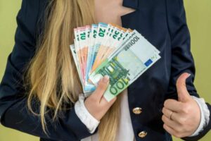 donna con in mano tante banconote di euro
