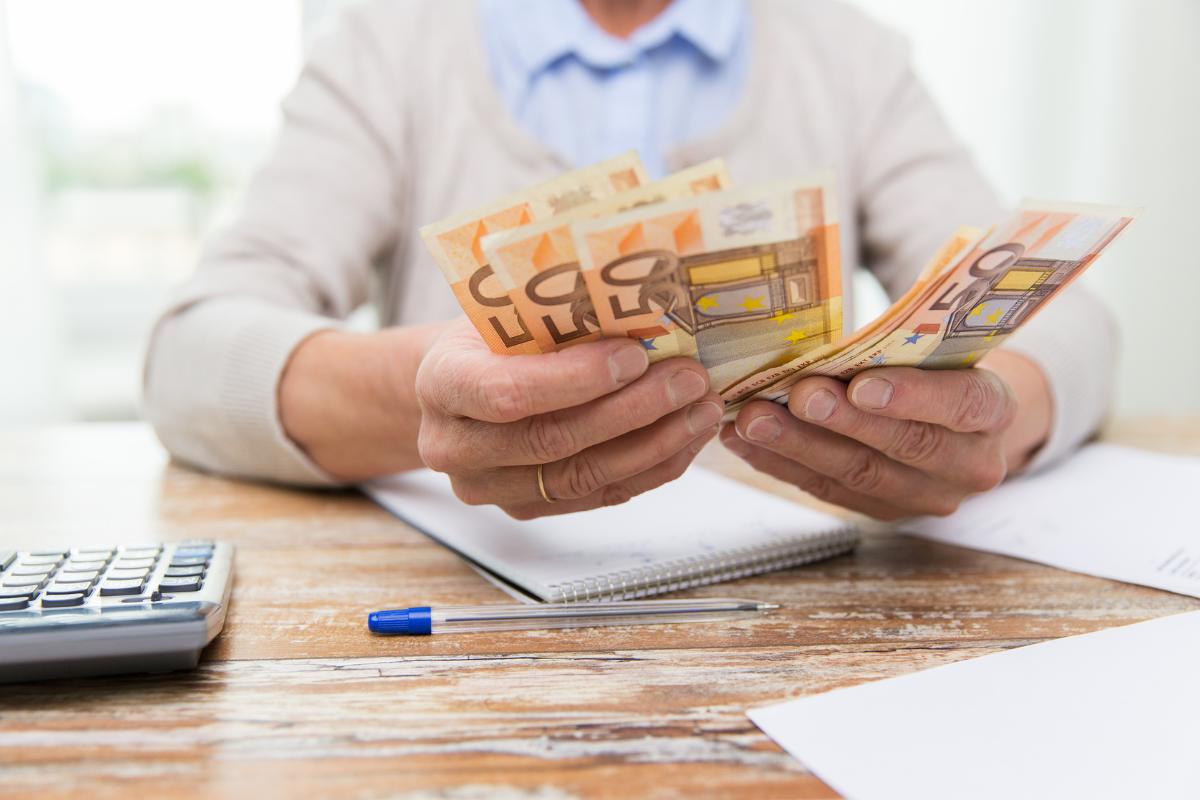 pensionato conta banconote