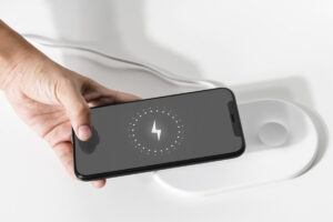 Smartphone che si sta caricando wireless
