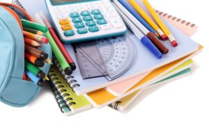 Quaderni, penne, colori e materiale per la scuola