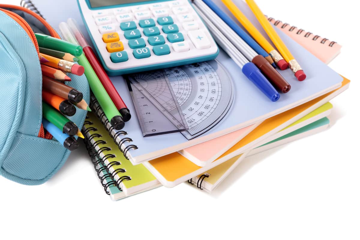 Quaderni, penne, colori e materiale per la scuola 