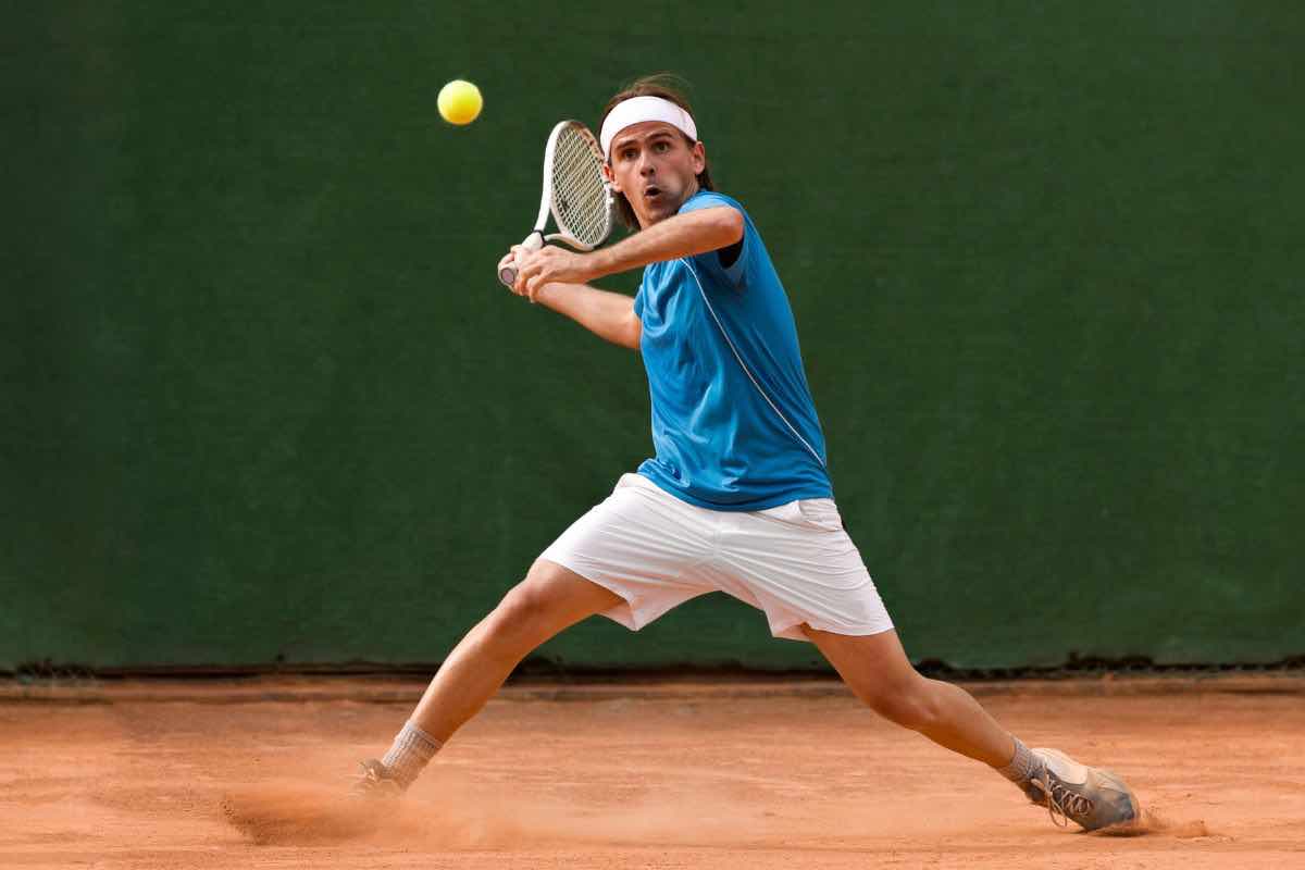 Uomo che gioca a tennis