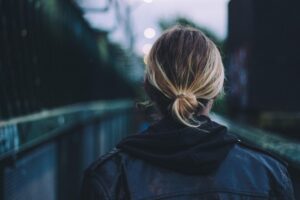 Donna di spalle che cammina per strada