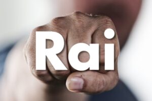 Mano a pugno chiuso e logo Rai