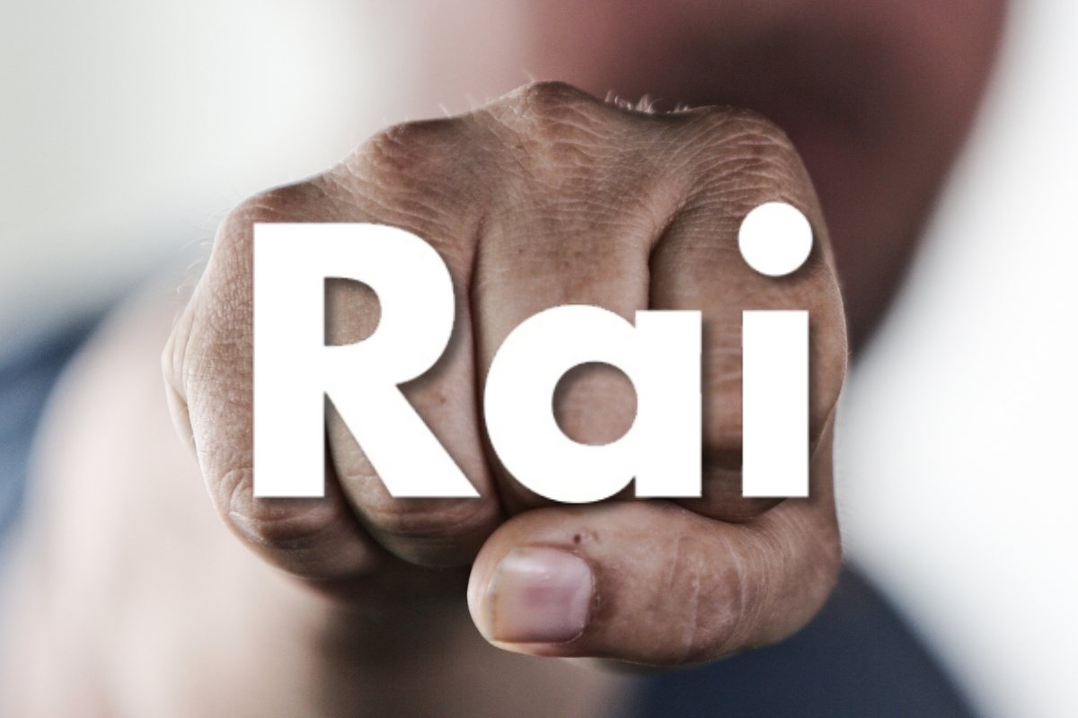 Mano a pugno chiuso e logo Rai
