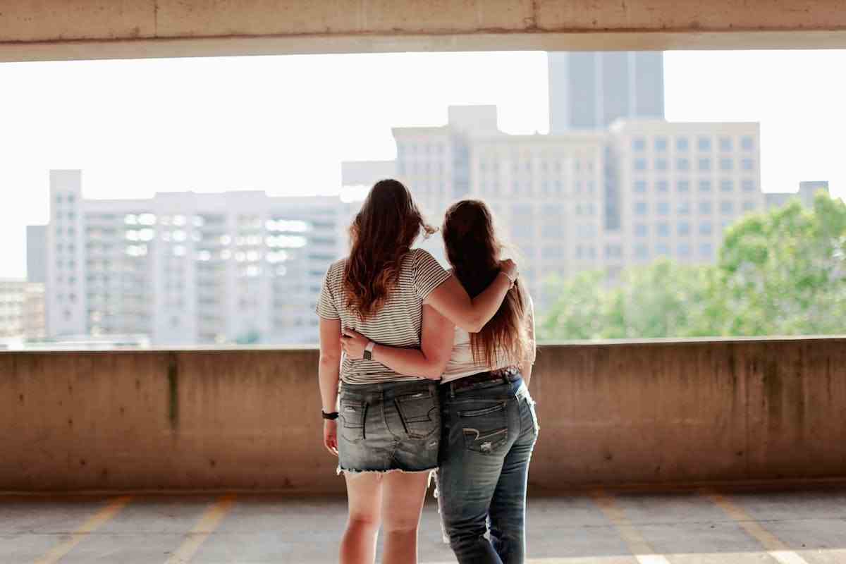 Amiche abbracciate davanti ad un panorama cittadino