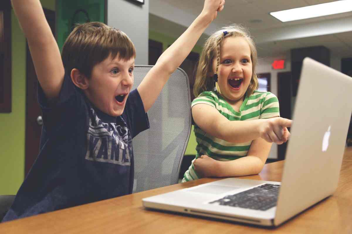 Bambini che giocano al PC