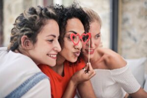 Amiche in posa per una foto