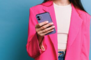 donna con in mano il cellulare