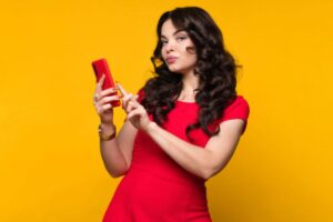 donna con il cellulare in mano