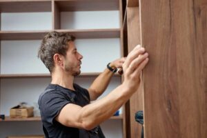 Uovo con armadio in legno