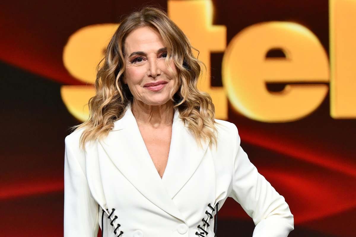 Barbara D'Urso che sorride con completo bianco