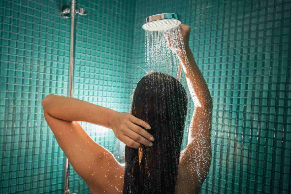 Donna che si lava sotto la doccia