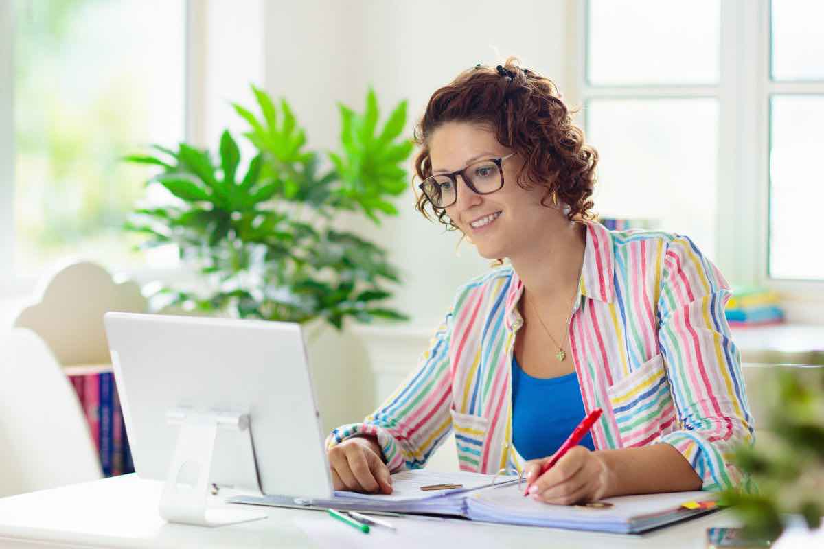 Docente di fronte computer