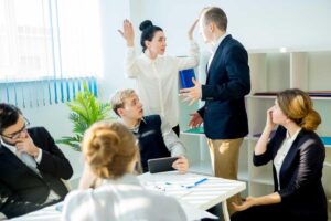discussione in ufficio tra colleghi